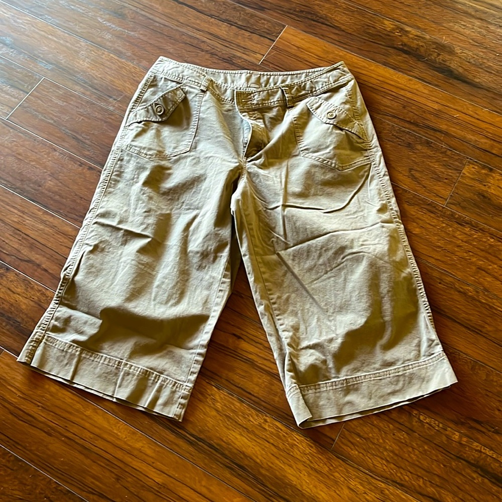 Khaki green capris size 18 excellent condition